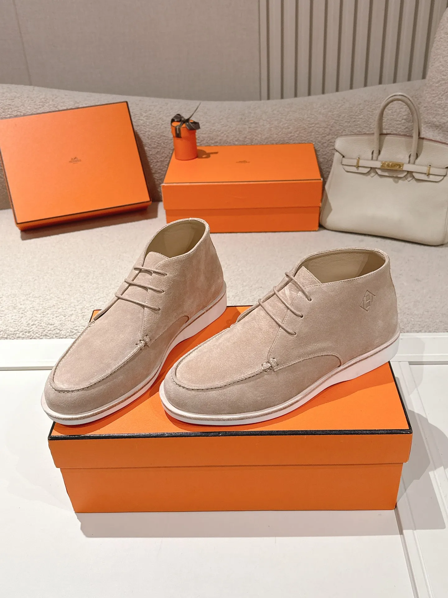 Men's Men's Shoes 660💰 Hermes men's size #26ss calfskin derby shoes, decorated with signature "H Diamant" details for a stylish and casual style. Fabric: Cow suede Lining: Mixed sheep lining Outsole: Genuine leather welt + original TPU Bottom thickness: 3CM Code number: 39-45 (customized at 46.47)